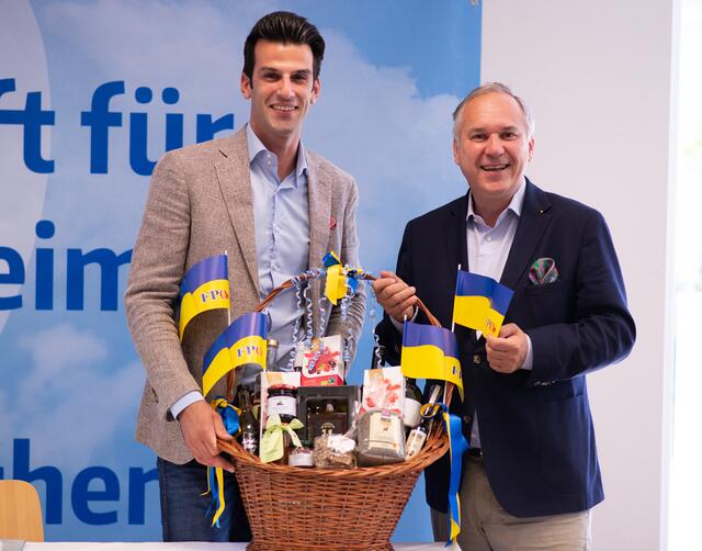 Niederösterreichs FP-Klubchef Udo Landbauer mit Walter Rosenkranz, der bei der Bundespräsidentenwahl kandidiert. | Foto: FPÖ NÖ