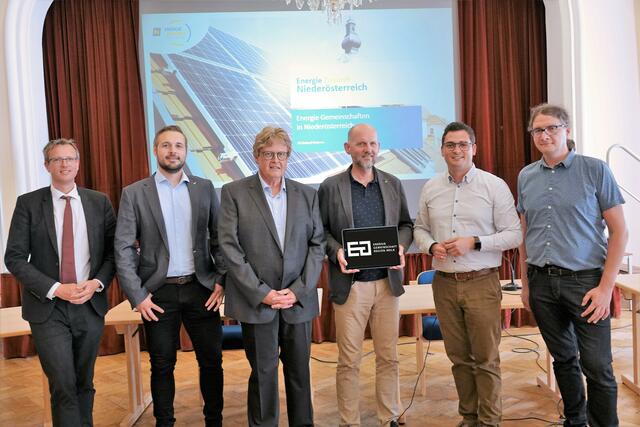 Roland Matous, Geschäftsführer Energie Zukunft Niederösterreich GmbH, Patrick Jungwirth (Vorstandsmitglied), Hans-Peter Kohlberger (Vorstandsmitglied), Georg Zöchling (Mitglied), Bürgermeister Patrick Strobl und Erwin Gutlederer (Vorstandsmitglied)  | Foto: Stadt Melk/Daniel Butter