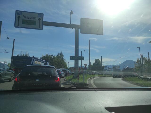 Stausituation auf der Münchner Bundesstraße.  | Foto: Johanna Janisch