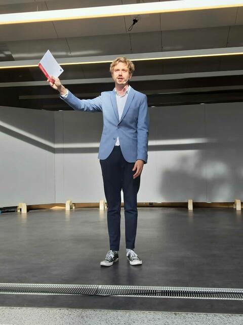 Björn Bongaards führte das Publikum durch den Abend | Foto: Heimatbühne Sautens