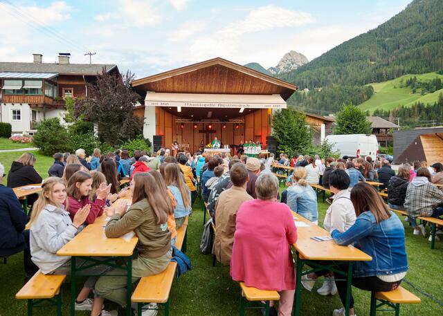 Sogar Dekan Anno schwang das Tanzbein und motivierte die Teilnehmer zum Mitmachen.  | Foto: Manuela Mitteregger