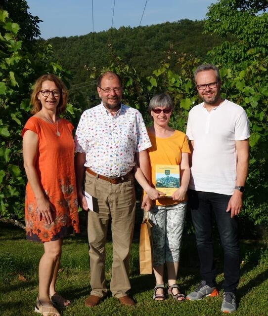 Vbgm. Monika Pock (links) und und Bgm. Reinhard Jud-Mund (rechts) dankten Gerd und Margit Steiner für die lange Treue zur Region. | Foto: Gemeinde Neuhaus am Klausenbach