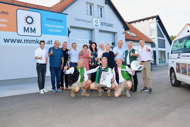 Beste Stimmung bei Michaela und Manfred Mock mit ihren Gästen rund um Klubobfrau LAbg. Barbara Riener und den „Edlseern“. | Foto: Alfred Mayer