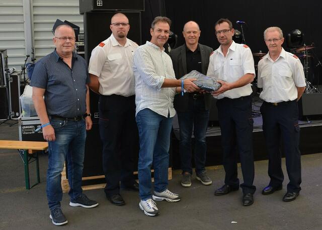 Übergabe der neuen Dienstkleidung durch voestalpine Rotec-Geschäftsführer Helmut Schwarz und Werksleiter Michael Suppan an Mitglieder der Betriebsfeuerwehr voestalpine Rotec Krieglach. | Foto: BFVMZ/BtF Krieglach