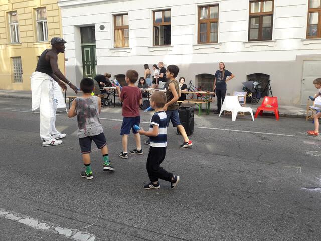 In fünf Wiener Bezirken bietet die Wirtschaftskammer Wien eine kostenlose Rätselrallye an. | Foto: Fairplay Team 12