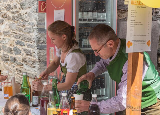 Birgit und Siegi an der Bar: Honigbier und Met-Spritzer, Oxymel und verschiedene Säfte ließen sich die Gäste schmecken.