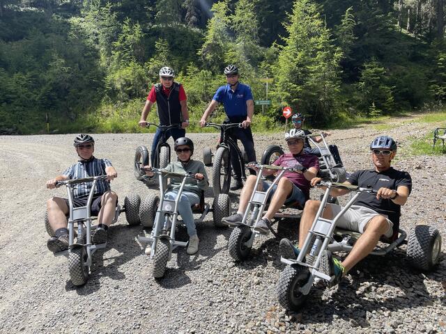 Auf Mountain-Carts (vorne) oder Monsterrollern geht es rasant bergab. | Foto: Gerold