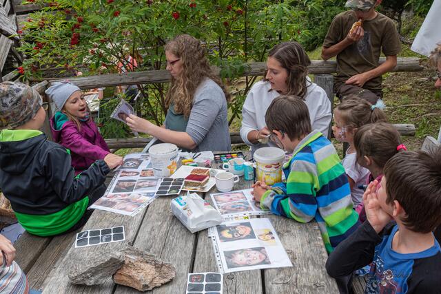 Großes Gedränge beim Kinderschminken