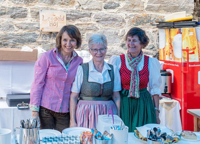 Mit Anita, Johanna und Kathi hatte das Bienenfest drei Damen am Kuchenbuffet.