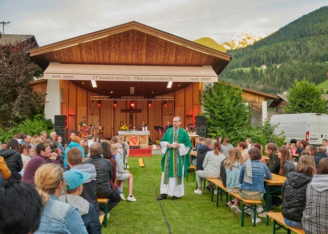 Dekan Anno mitten unter den Gläubigen.  | Foto: Manuela Mitteregger