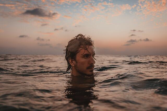 Der mehrfach international ausgezeichnete Fotograf und Multimediakünstler Chaluk ist ab 24. Juli mit seiner Ausstellung „FAITH – THE SECOND WAVE“ im Neufeldersee Hotel zu Gast. | Foto: Chaluk