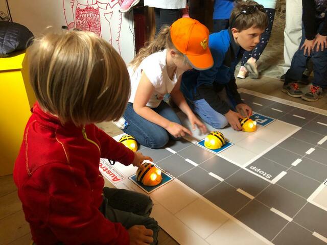 Leonhard begeisterte die Kinder mit seinen Bee Bots.