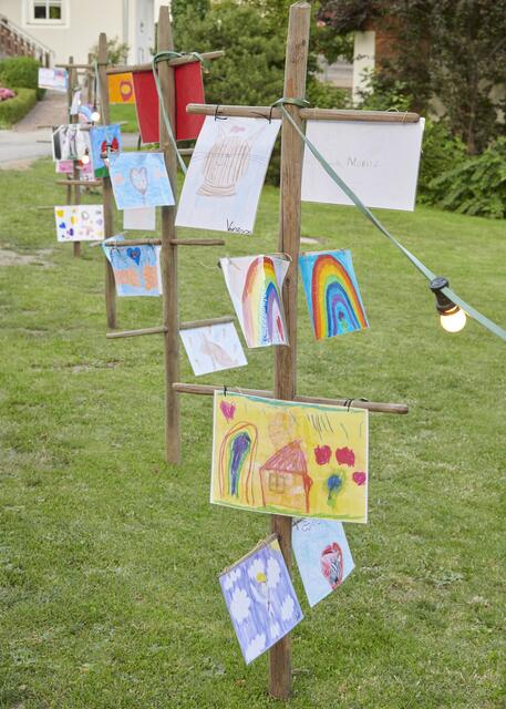 Die Kinder malten die unterschiedlichsten Motive zum Thema der Rockmesse. | Foto: Manuela Mitteregger