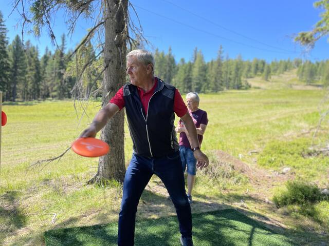Kreischberg-Chef Karl Fussi beim Discgolf. | Foto: Verderber