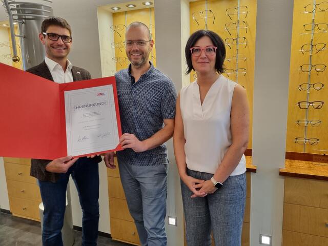 20 Jahre Optik Plangger unter Führung von Optikermeister Johannes Plangger – WK Bezirksobmann Michael Gitterle (l.) gratuliert Johannes und Katrin Plangger herzlich zum Jubiläum.  | Foto: WK Landeck