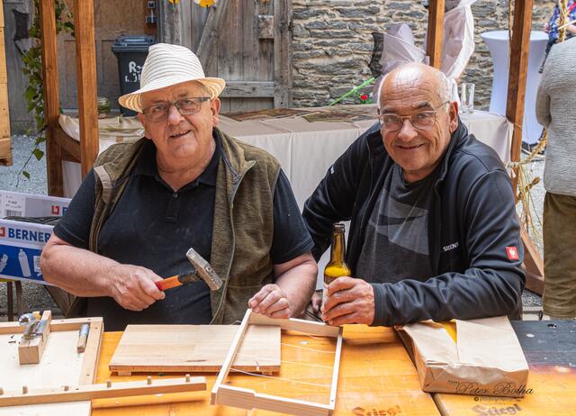 Hubert und Hans in der Rähmchen-Werkstatt