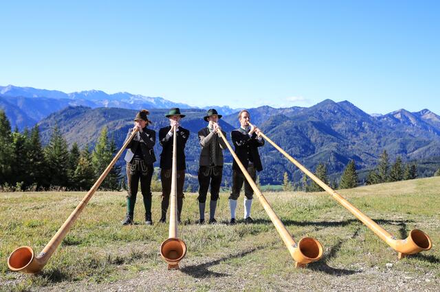 Das Alphornquartett „D’Schwösterer“ bringt alpinen Flair zum Bergfest. | Foto: emotionpictures.at