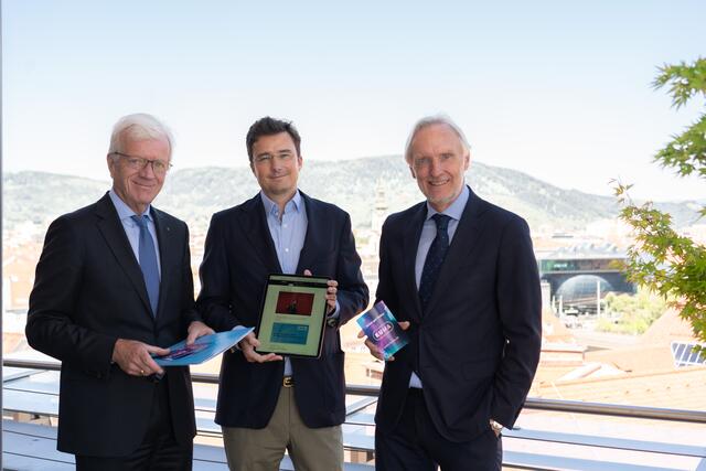 Gerhard Fabisch (Vorstandsvorsitzender Steiermärkische Sparkasse), Stefan Zavernik (Herausgeber KUMA) und Günter Riegler (Kulturstadtrat Graz) präsentierten die neue App.  | Foto: Arvideo Media