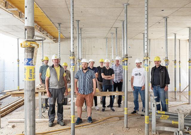 Bürgermeister, Bau- und Projektleiter und Architekten bei der Baustellenbesichtigung. | Foto: Lustenau, Lukas Hämmerle