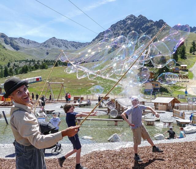 Youth &amp; Family Festival: Clown Pompo sorgte im Goldpark Nauders für Kinderlachen. | Foto: Nauderer Bergbahnen, Folie