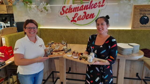 Ingrid Pruckner und Judith Wolf im Schmankerlladen | Foto: Alfred Dorner