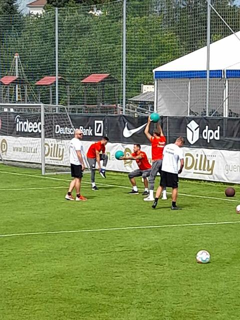 Die Torhüter wärmen sich auf. 