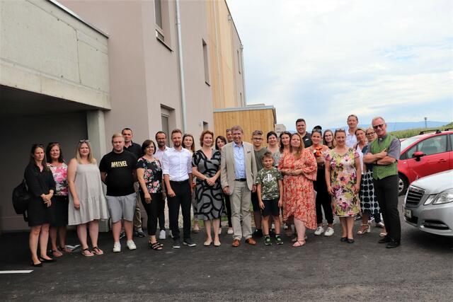 Christa Modl, Mario Kleissner, Doris Fabschitz und Erich Gosch (alle Bildmitte) sowie Barbara Lazar und Edmund Muhrer (re) mit den Mietern am Tomibauerweg.  | Foto: Edith Ertl