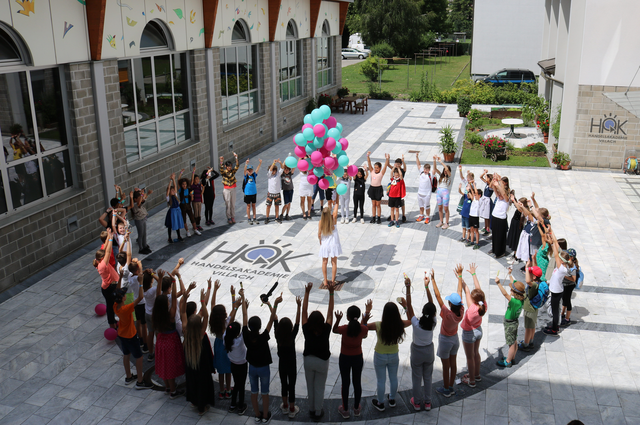 Eine Gruppe der Voksschüler:innen der VS Lind
beim gemeinsamen Steigenlassen der Wunschballons. | Foto: HAK Villach