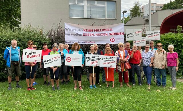 Im Rahmen einer landesweiten Aktionswoche gegen die Teuerungen gingen auch die Mitglieder des Pensionistenverbandes Linz-Stadt auf die Straße. | Foto: PVOÖ