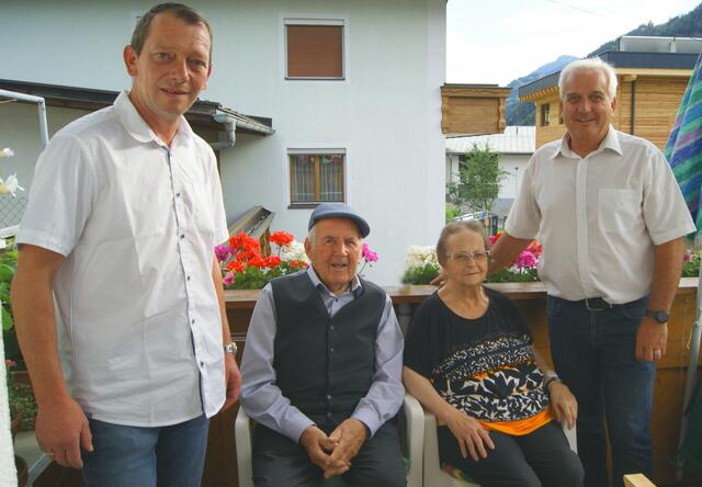 Diamantene Hochzeit in Prutz: Das Jubelpaar Eva und Karl Eckhart mit Bgm. Heinz Kofler (re.) und Vizebgm. Alexander Jäger (li.). | Foto: Andrea Eberl