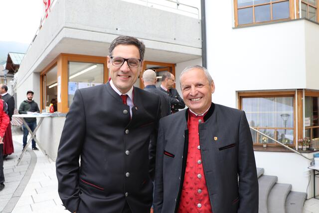 Der Serfauser Bgm. Paul Greiter (re.) mit Bundesrat Peter Raggl.  | Foto: Othmar Kolp