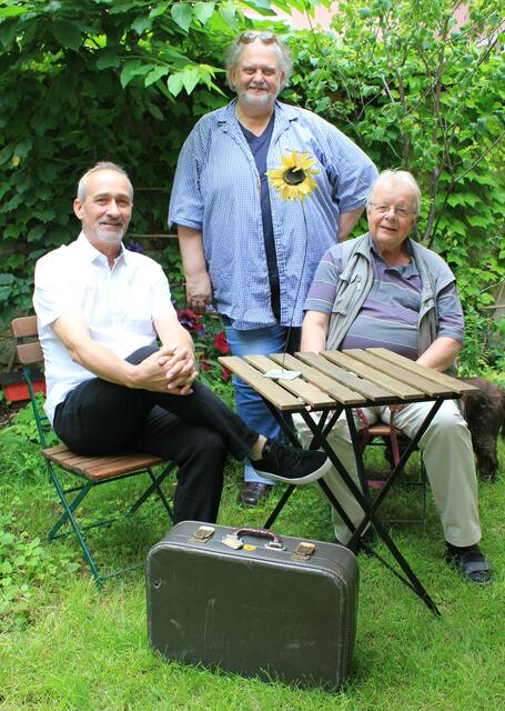 Horst Hahn, Max Huber undPeter Mömken lesen in den Kasematten. | Foto: Aline Hahn
