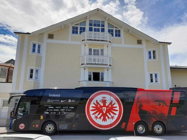 Teambus vor dem Hotel "Dilly". 