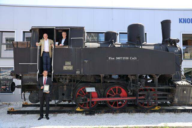 Herwig Hinterreiter (rechts oben), Werksleiter bei Knorr-Bremse in Mödling, zeigte Andreas Kiesling (Mitte) und Rupert Gansterer (vorne) vom 1.öSEK die Dampflok, die schon bald im Eisenbahnmuseum Strasshof eine neue Heimat finden wird. 
 | Foto: Knorr-Bremse GmbH