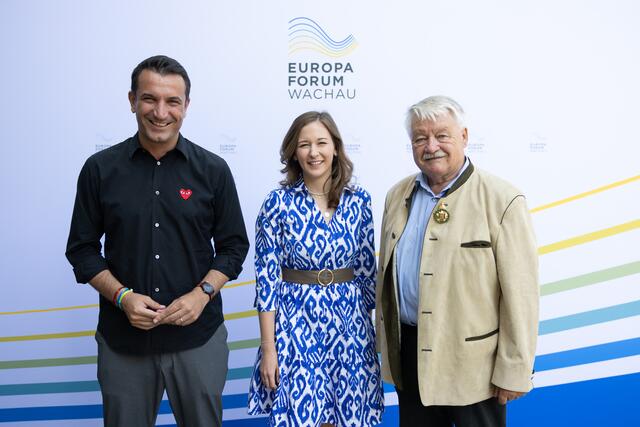 Wolfgang Grossruck mit Bürgermeister von Tirana Erion Veliaj und Staatssekretärin Claudia Plakolm beim Wachauer Europaforum. | Foto: BKA/Dunker
