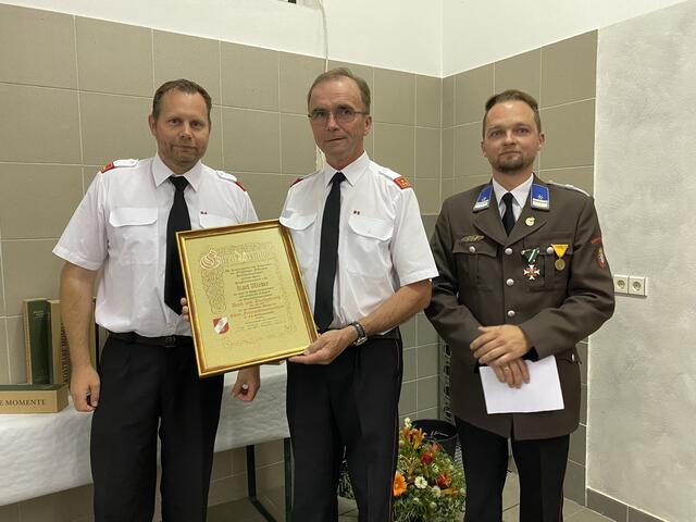 Karl Weber Senior wurde nach 26 Jahren im Amt verabschiedet. | Foto: FF Grosshartmannsdorf