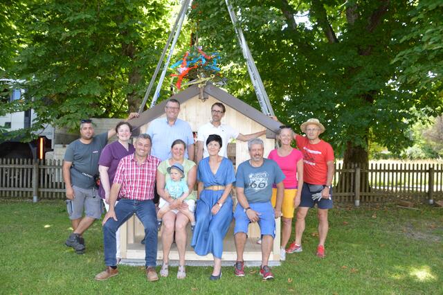 BGM Alois Six (sitzend, 4. v.l.) und Mitglieder seiner VP-Fraktion liefern der Kindergartenleiterin Heidi Brandmair (sitzend, 3.v.l.)  das Holzhäuschen mittels Kran an.  | Foto: ÖVP Vöcklamarkt