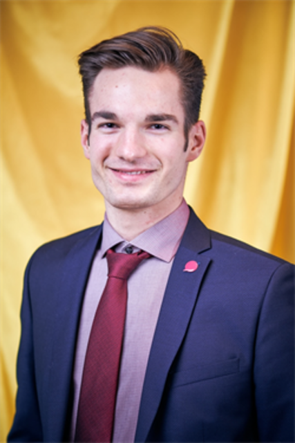 NEOS-Gemeinderat Michael Artner freut sich über die Premiere von "Sie am Wort". | Foto: NEOS