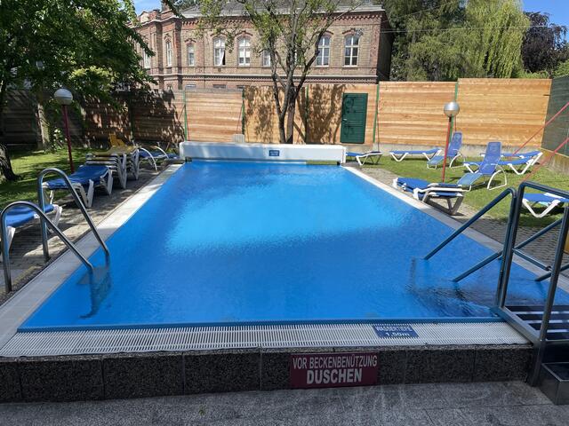 Im Außenbereich gibt's ein kühles Pool.  | Foto: Patricia Hillinger