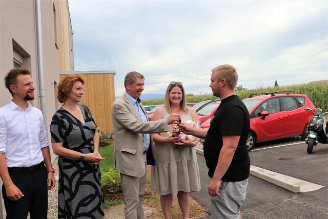 Mario Kleissner, Doris Fabschitz und Erich Gosch bei der Schlüsselübergabe an Wolfgang Fluch und seine Partnerin Ann-Christin.  | Foto: Edith Ertl
