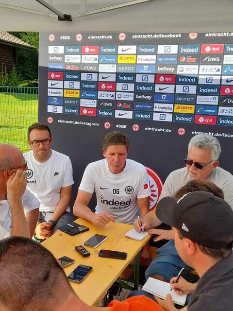 Oliver Glasner stand Rede und Antwort. 