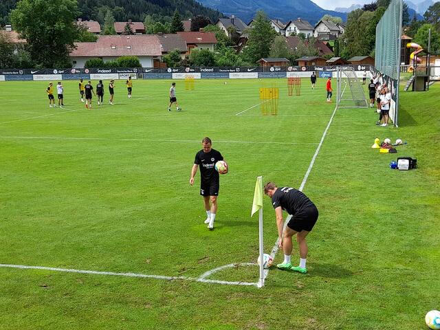 Superstar Mario Götze geht zum Eckball.