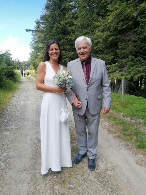 Braut in Weiß und stolzer Brautvater. | Foto: privat