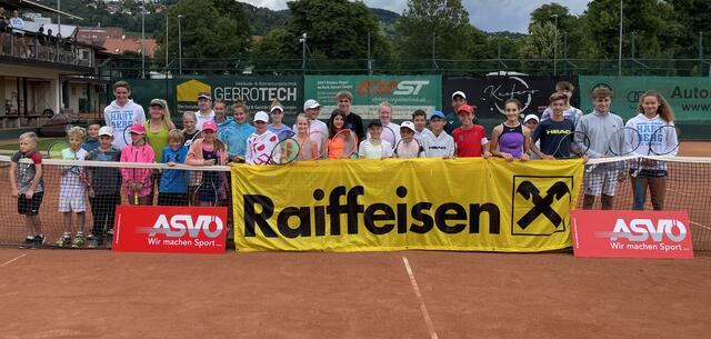 Die erfolgreichsten Teilnehmer der Hartberg Junior (ÖTV Kat2) und Kids (ITN) Trophy 2022 im Kreis der Organisatoren. | Foto: KK