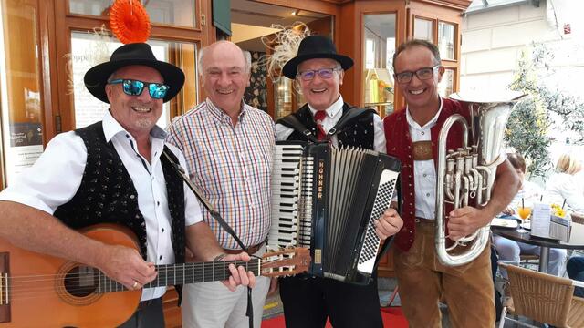 Gute Musik lässt jeden freudig strahlen. | Foto: Karl Wepper