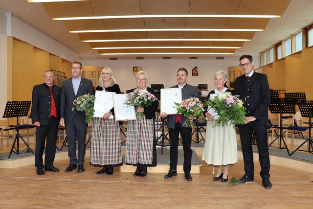 Die Ausgezeichneten der Pfarre Serfaus. | Foto: Othmar Kolp