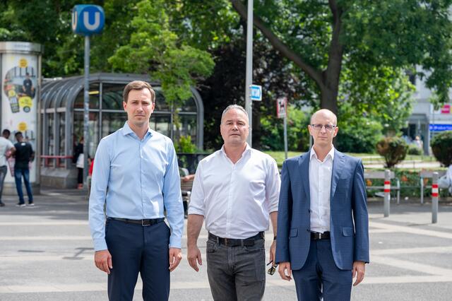 Nico Marchetti, Wolfgang Baumann und Daniel Soudek (alle ÖVP) fordern Notrufsäulen und eine Video-Überwachung für den Keplerplatz. | Foto: VP 10