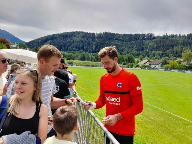 Kevin Trapp erfüllt Autogrammwünsche. 