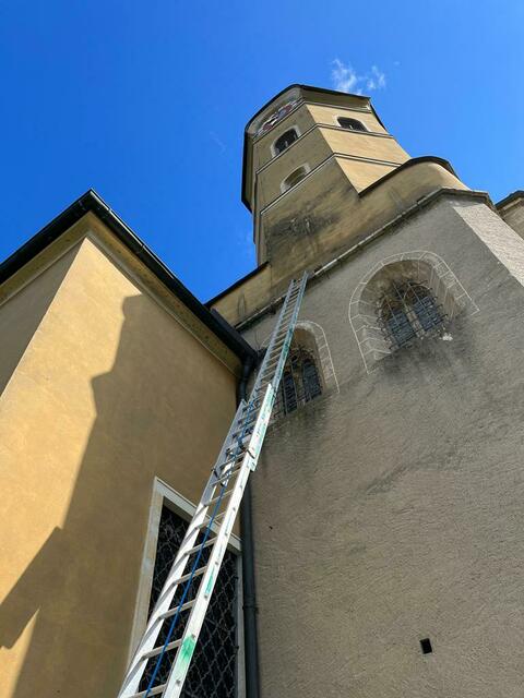 Aus gut 16 Metern Höhe ist das Küken gestürzt, eine spezielle Leiter musste deshalb angefordert werden. | Foto: Privat