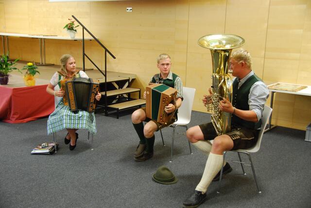 Die Schlussfeier wurde vom Trio „Zögosch“ musikalisch umrahmt.  | Foto: Grabnerhof